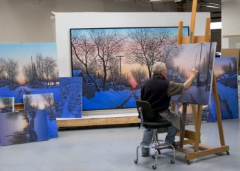 Un artista pinta en su taller o estudio