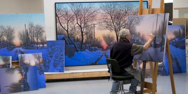 Un artista pinta en su taller o estudio