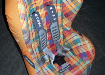 Asiento de seguridad para niños instalado en un automóvil