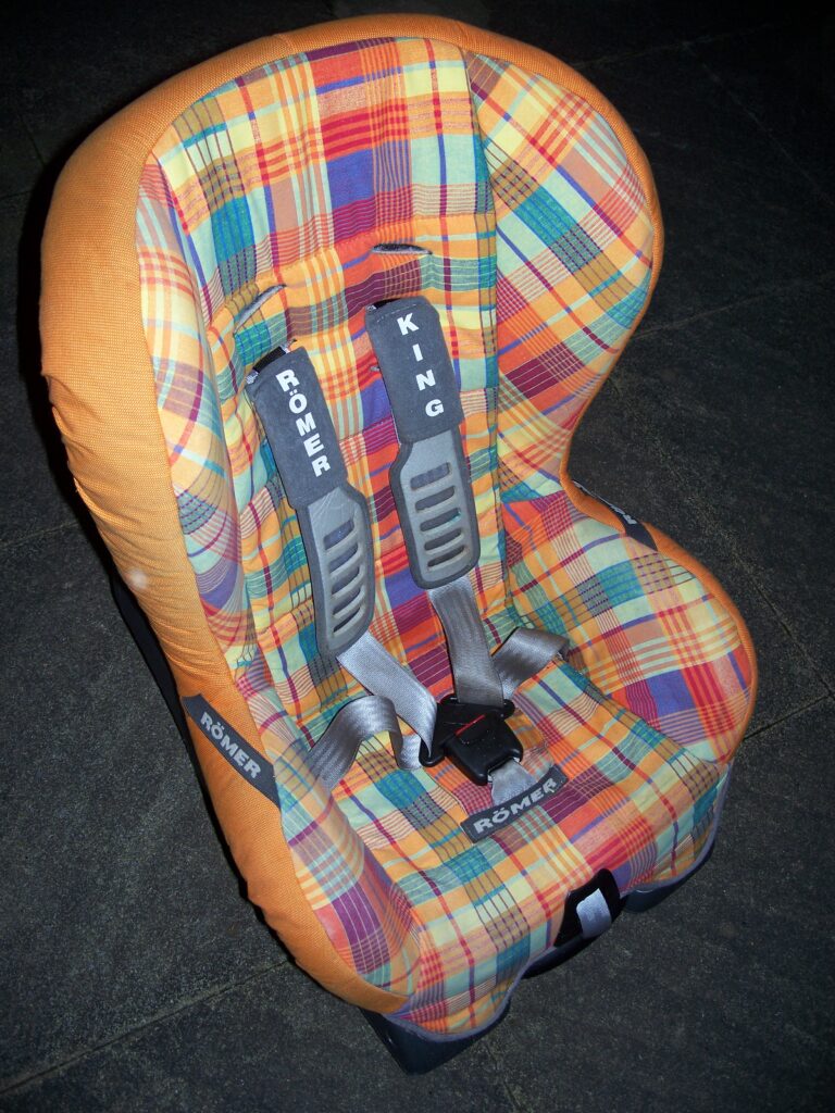 Asiento de seguridad para niños instalado en un automóvil