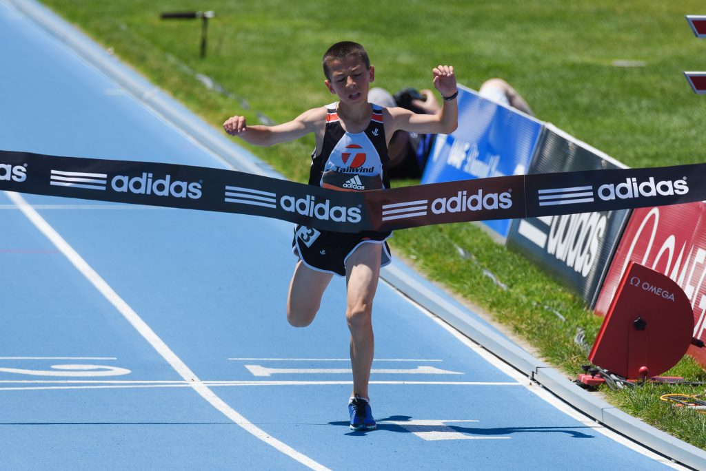 Atletas compiten en una prueba de atletismo en pista