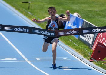 Atletas compiten en una prueba de atletismo en pista