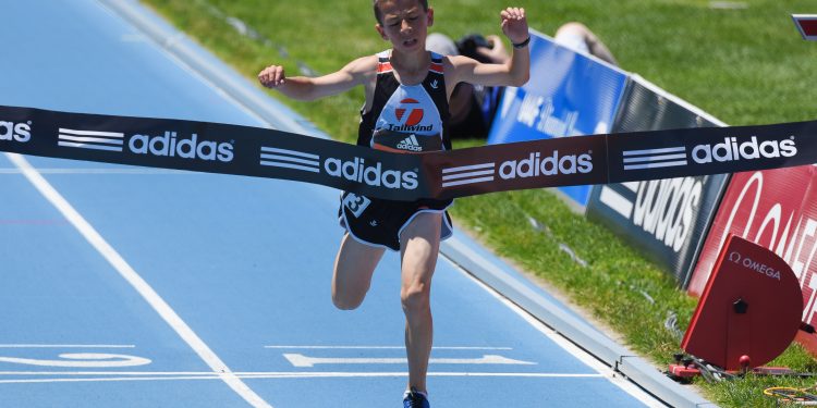 Atletas compiten en una prueba de atletismo en pista
