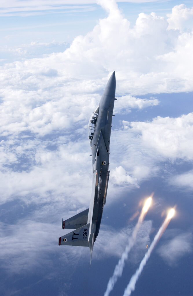 Avión de combate F-15 en vuelo