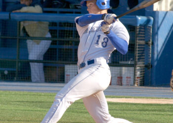 Un bateador de béisbol completa su swing