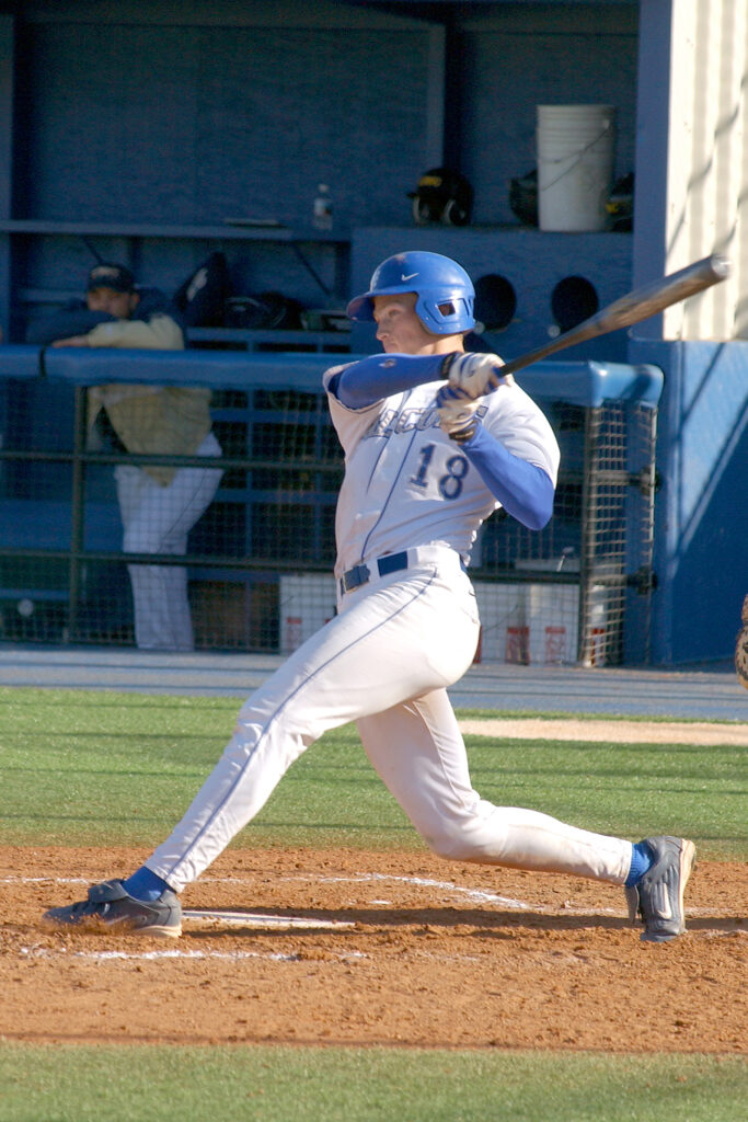 Un bateador de béisbol completa su swing