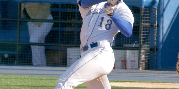 Un bateador de béisbol completa su swing