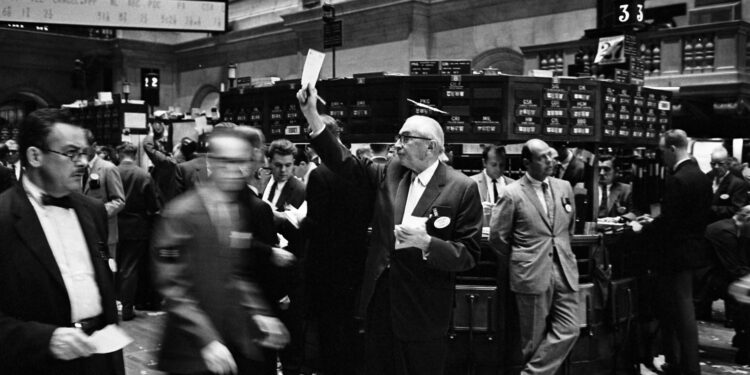 Operadores en el piso de la Bolsa de Valores de Nueva York