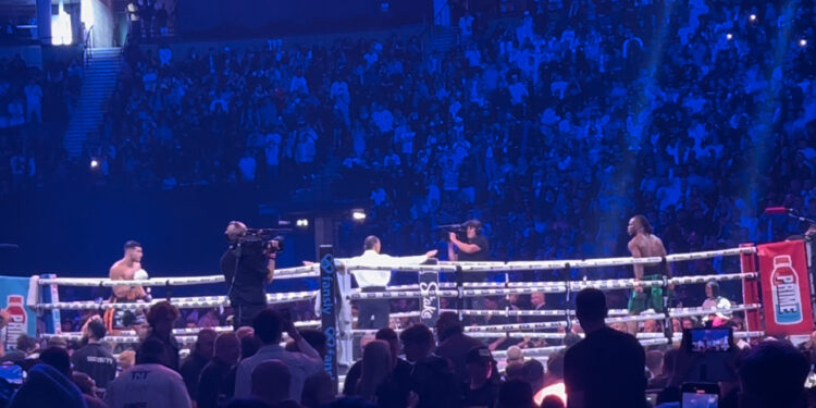 Dos boxeadores durante un combate en el cuadrilátero