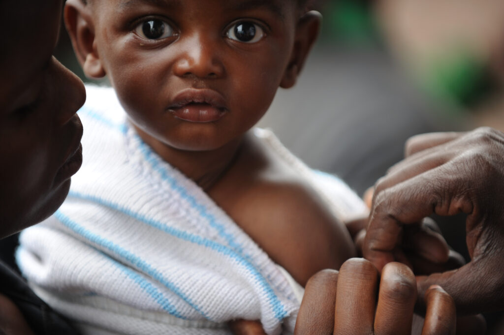 Niño recibiendo una vacuna durante el brote de sarampión en Estados Unidos