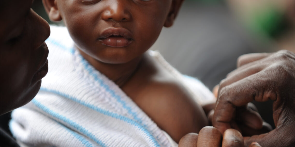 Niño recibiendo una vacuna durante el brote de sarampión en Estados Unidos