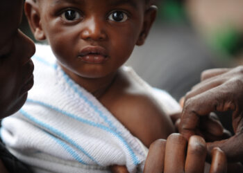 Niño recibiendo una vacuna durante el brote de sarampión en Estados Unidos