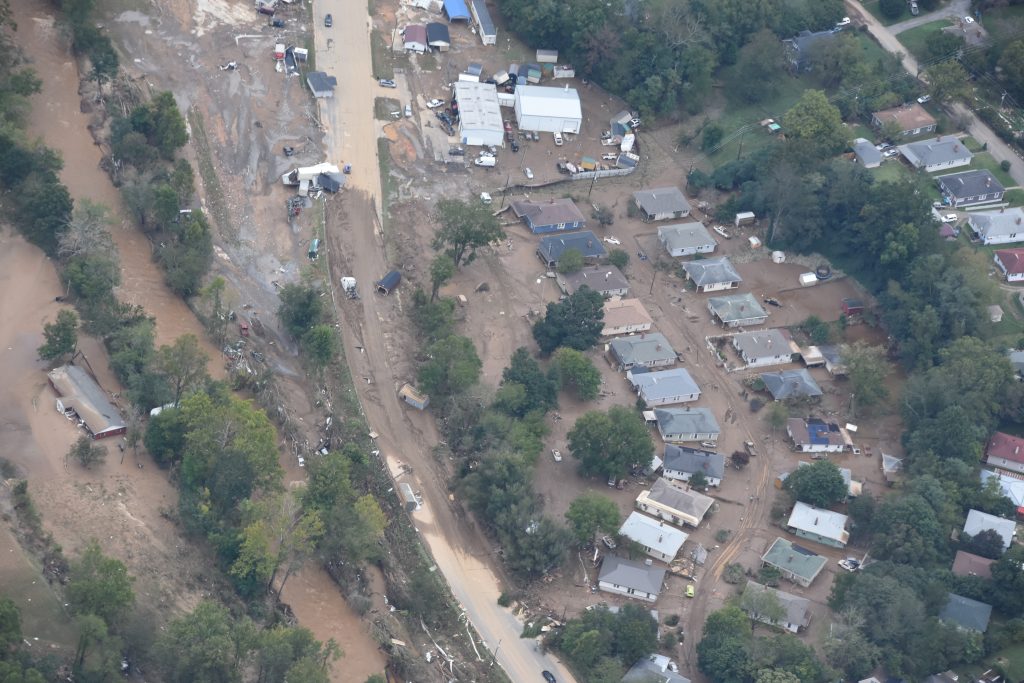 Daños dejados por las inundaciones de la tormenta Helene en el condado de Buncombe, Carolina del Norte