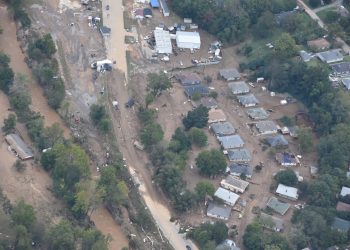 Daños dejados por las inundaciones de la tormenta Helene en el condado de Buncombe, Carolina del Norte