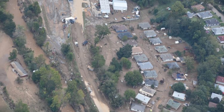 Daños dejados por las inundaciones de la tormenta Helene en el condado de Buncombe, Carolina del Norte
