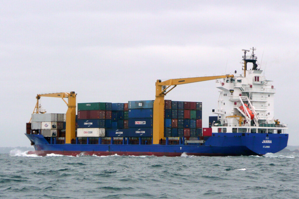 Buque de carga con contenedores en alta mar