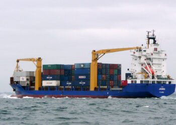 Buque de carga con contenedores en alta mar