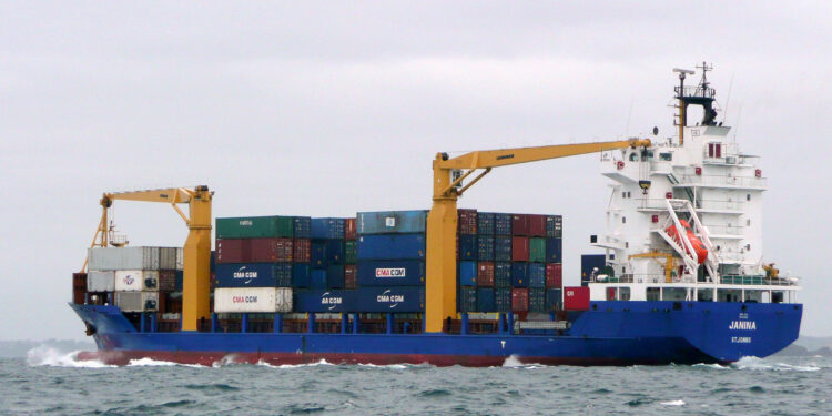 Buque de carga con contenedores en alta mar