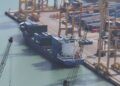 Un buque portacontenedores en una terminal de un puerto, en referencia al comercio internacional