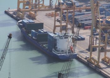Un buque portacontenedores en una terminal de un puerto, en referencia al comercio internacional