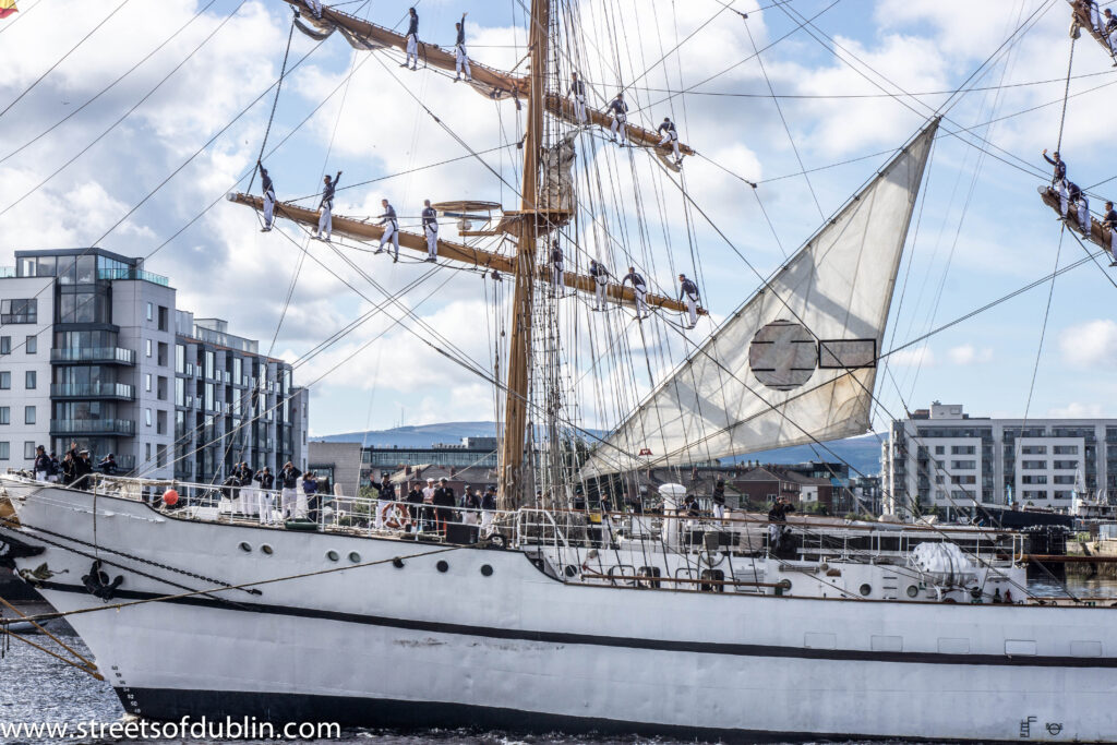El buque escuela BAE Guayas de la Armada de Ecuador navegando