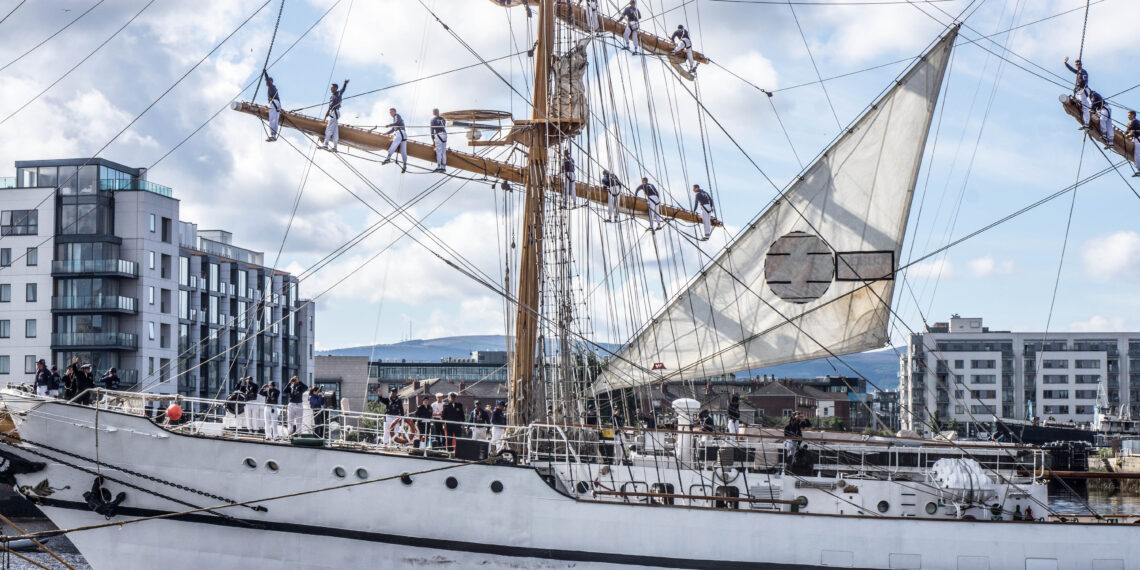 El buque escuela BAE Guayas de la Armada de Ecuador navegando