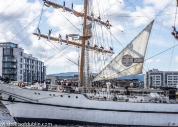 El buque escuela BAE Guayas de la Armada de Ecuador navegando