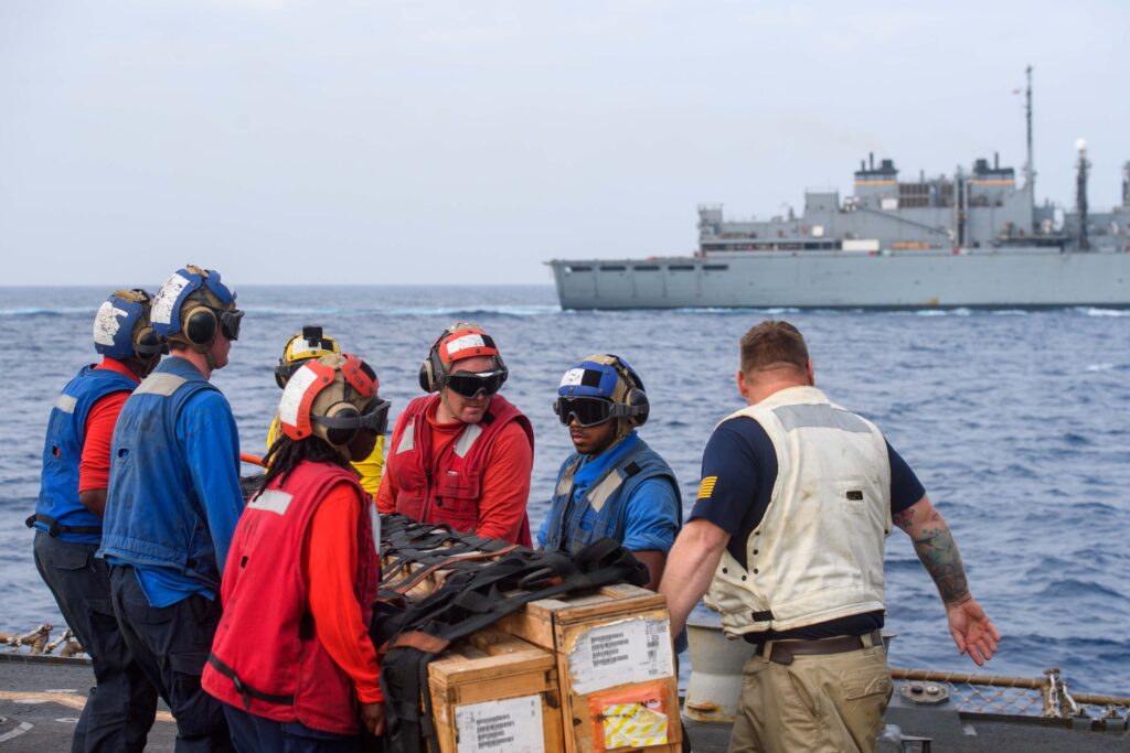 Buque de guerra estadounidense navegando por el mar Rojo