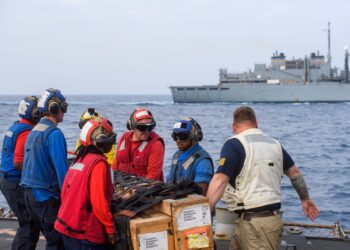 Buque de guerra estadounidense navegando por el mar Rojo