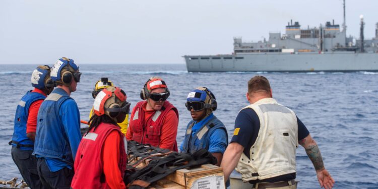 Buque de guerra estadounidense navegando por el mar Rojo