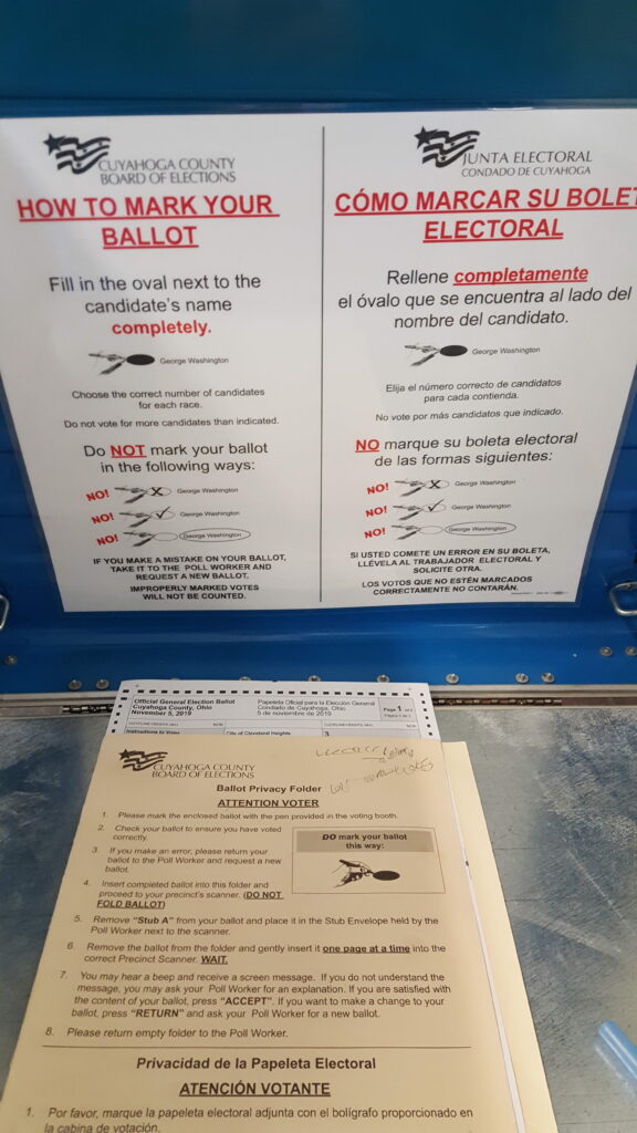 Cabina de votacion instalada en un centro electoral en Ohio, Estados Unidos