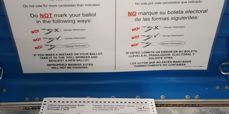 Cabina de votacion instalada en un centro electoral en Ohio, Estados Unidos