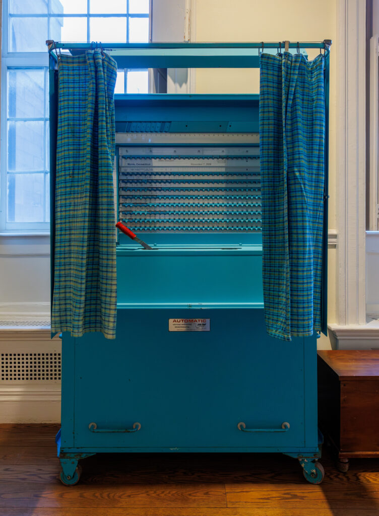 Cabina de votación en un centro electoral de Estados Unidos