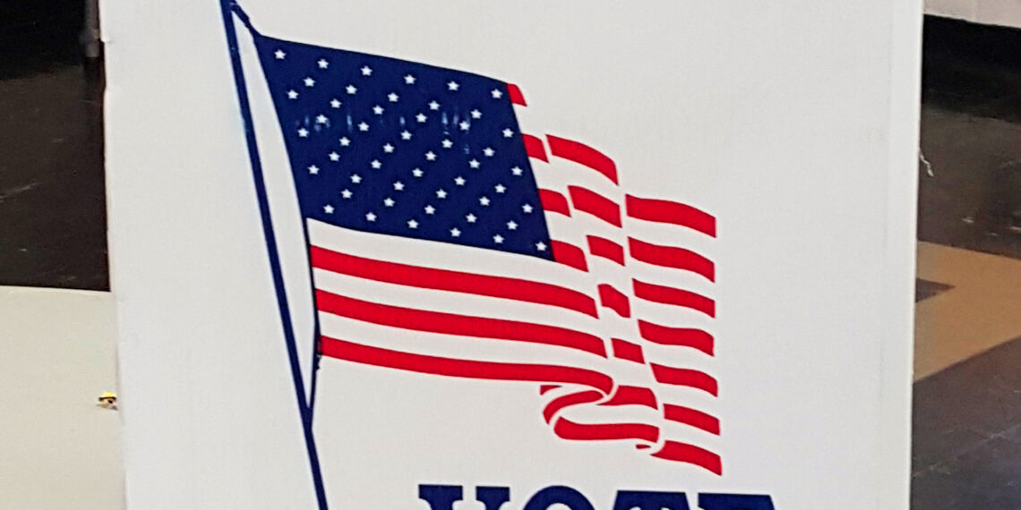 Una cabina de votación durante unas elecciones en Estados Unidos