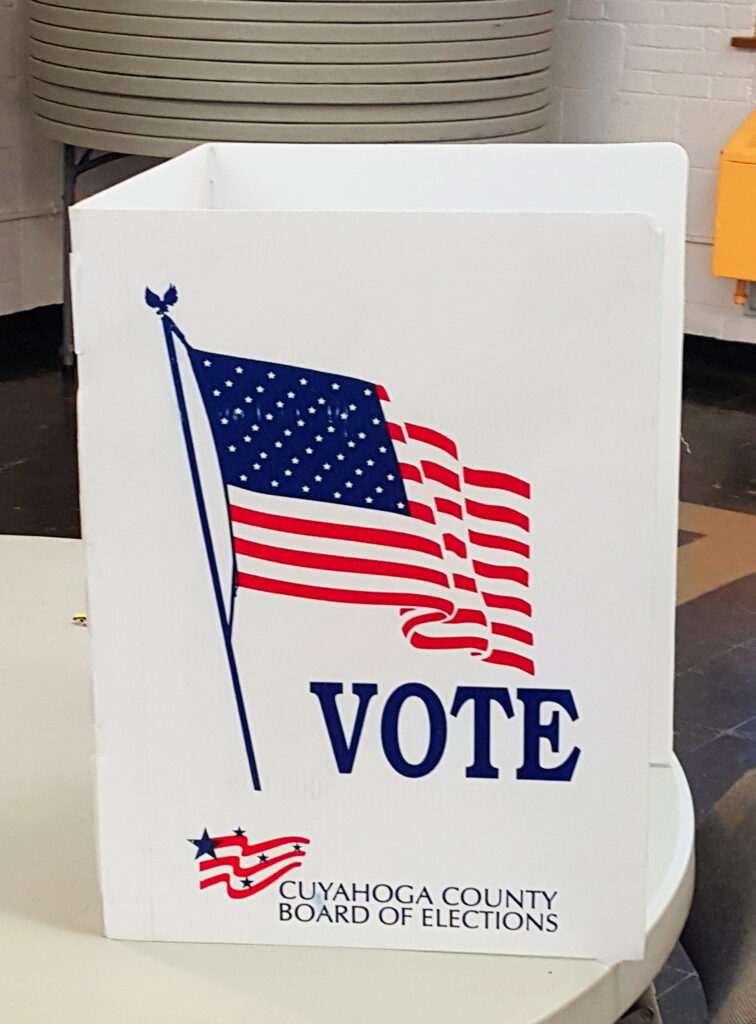 Una cabina de votación durante unas elecciones en Estados Unidos