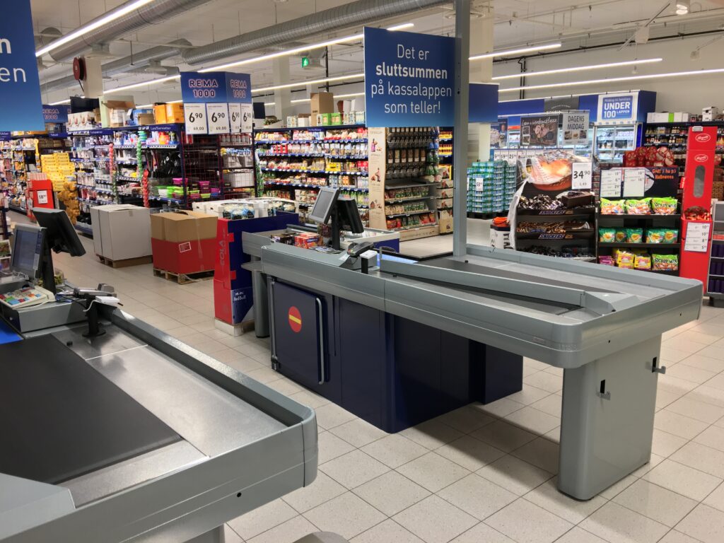 Area de cajas registradoras en el interior de un supermercado