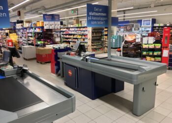 Area de cajas registradoras en el interior de un supermercado