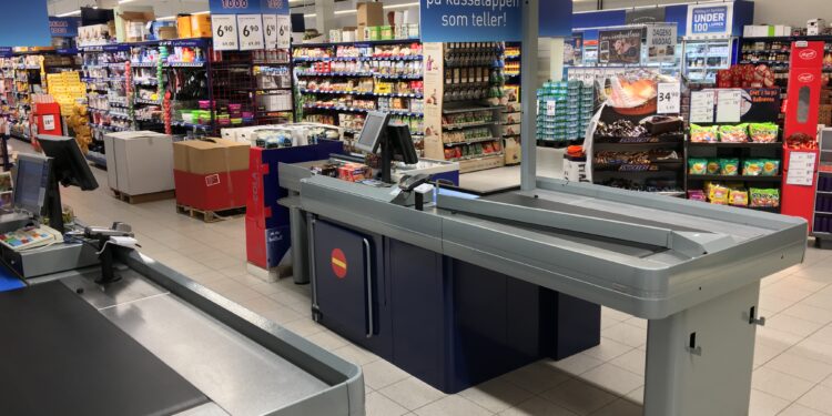 Area de cajas registradoras en el interior de un supermercado