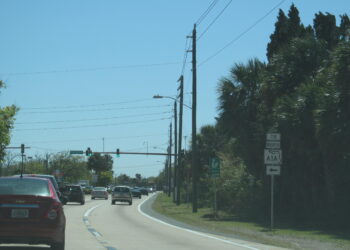 Carretera estatal en Florida con tráfico