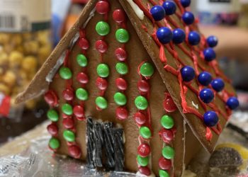 Una casa de jengibre decorada con dulces, similar a las que se exhiben en el concurso del Omni Grove Park Inn