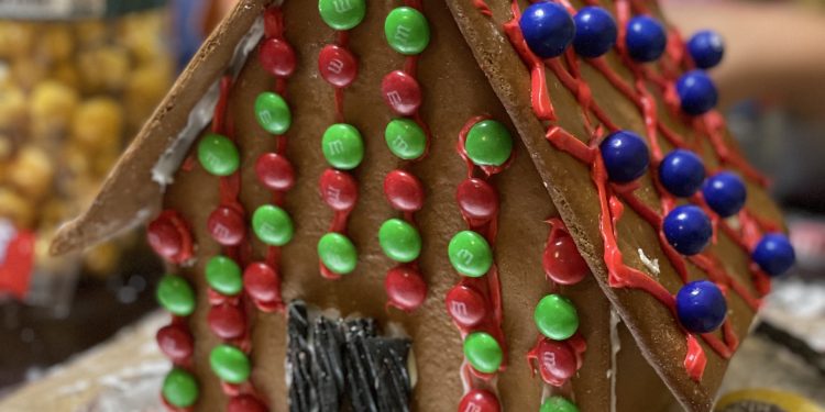 Una casa de jengibre decorada con dulces, similar a las que se exhiben en el concurso del Omni Grove Park Inn