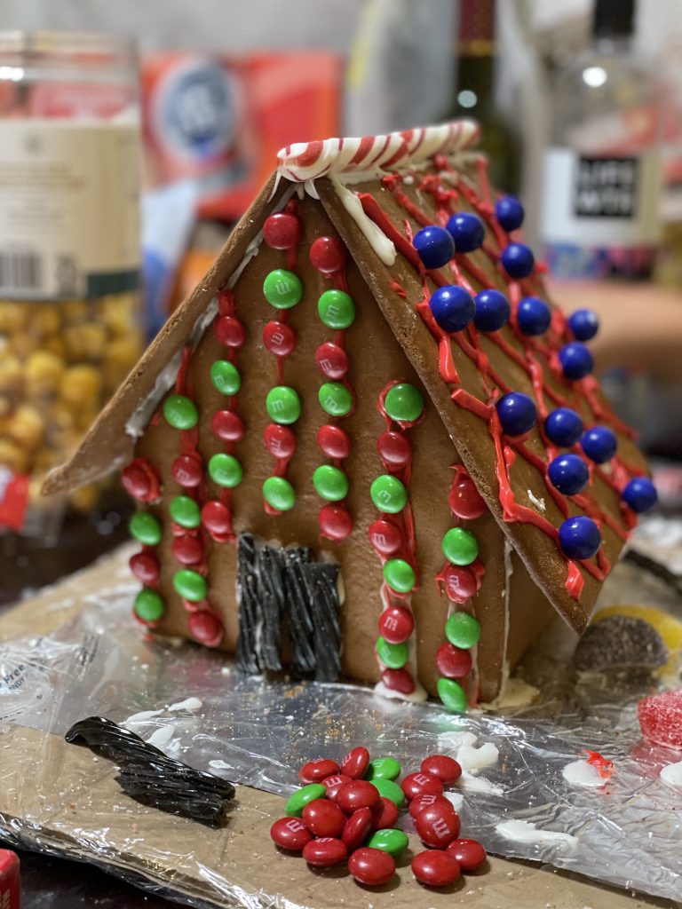 Una casa de jengibre decorada con dulces, similar a las que se exhiben en el concurso del Omni Grove Park Inn