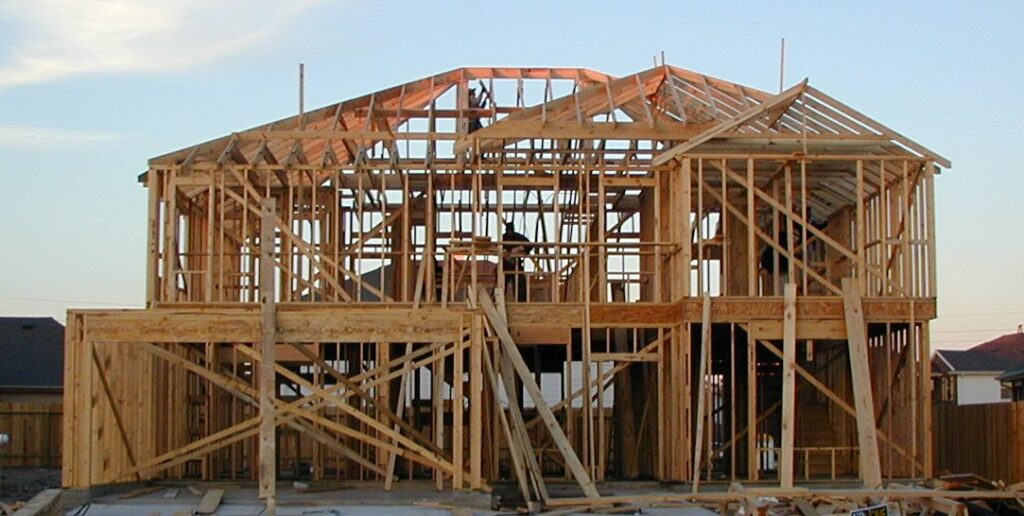 Casa en construcción con estructura de madera, sector donde trabajan muchos obreros latinos