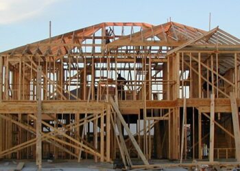 Casa en construcción con estructura de madera, sector donde trabajan muchos obreros latinos