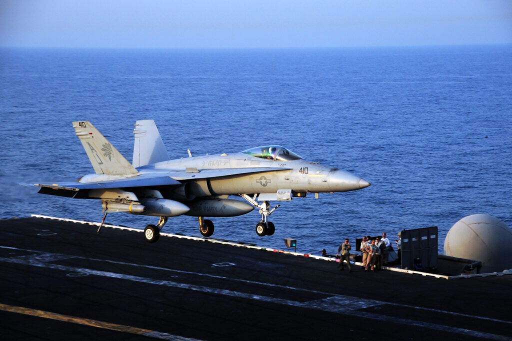 Un avion de combate aterriza en la cubierta de un portaaviones de la Marina de Estados Unidos