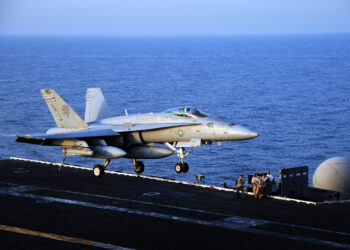 Un avion de combate aterriza en la cubierta de un portaaviones de la Marina de Estados Unidos