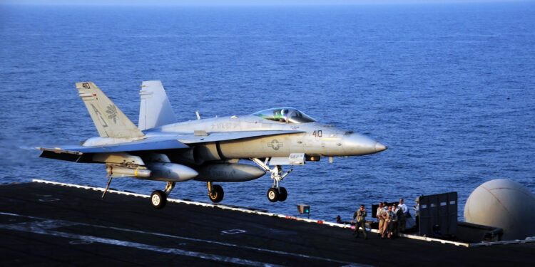 Un avion de combate aterriza en la cubierta de un portaaviones de la Marina de Estados Unidos