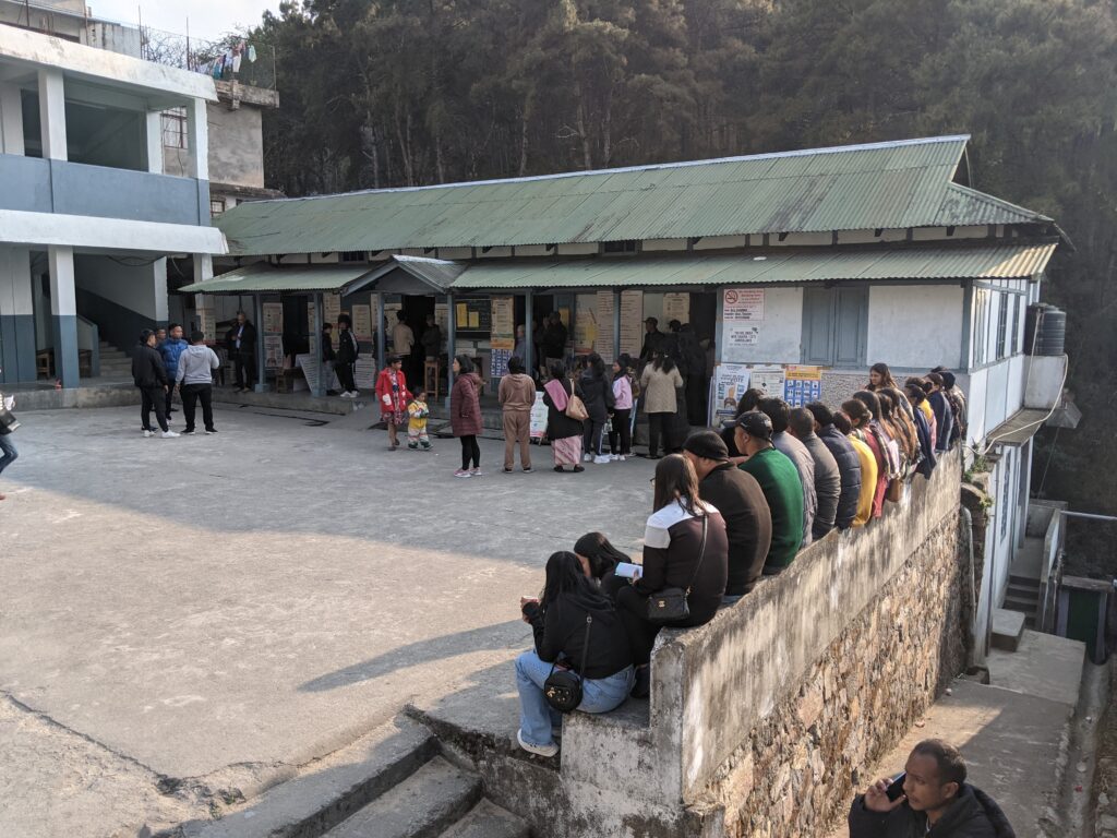 Personas esperando para votar en un centro de votación