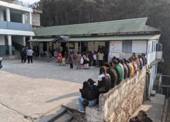 Personas esperando para votar en un centro de votación