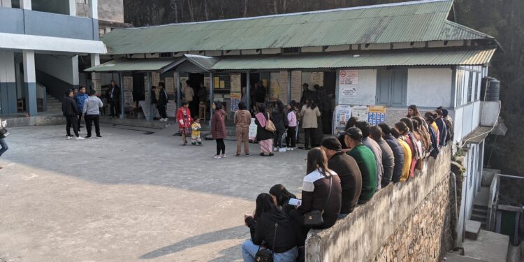Personas esperando para votar en un centro de votación